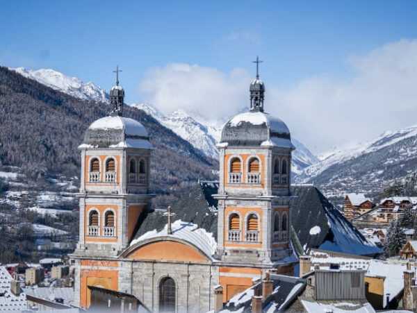 cité-de-vauban en hiver avec ses doubles clochers ocres,Serre-Chevalier-Vallée-Briançon.