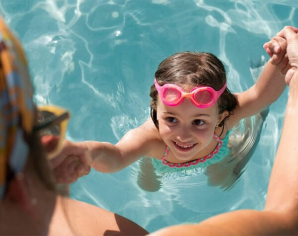 Une maman et sa fille dans la piscine.