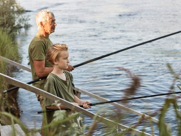 papi et petit fils pêchant - maison alliey.