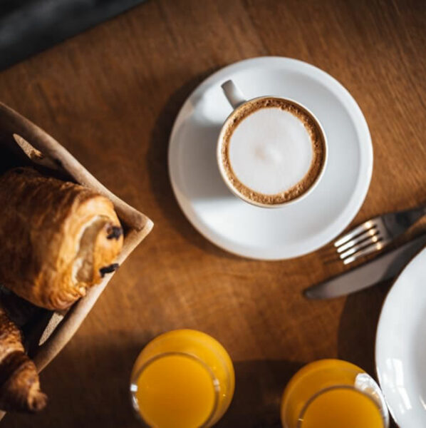 petit déjeuner, café, viennoiseries, jus d'orange - maison alliey.